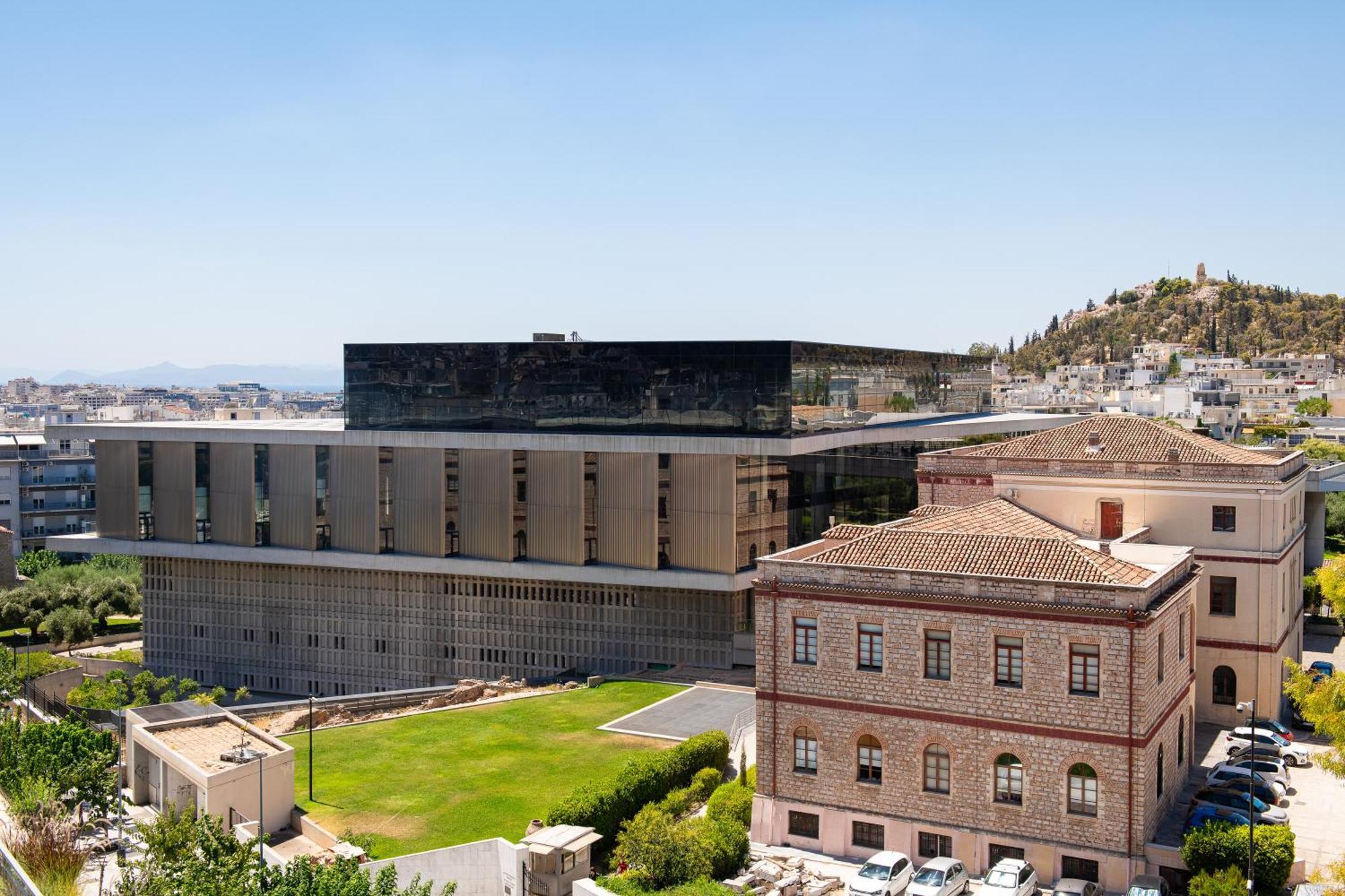 A Stylish Modern On Makrygianni Str Next To Areopagitou And The Acropolis Museum *